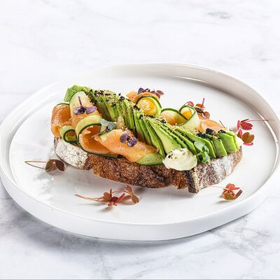 Брускетта с лососем и творожным сыром в Хлеб и Вино по цене 950 ₽