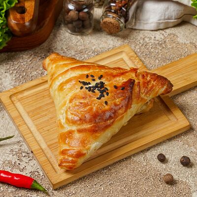 Самса слоеная с курицейв Чашма по цене 135 ₽