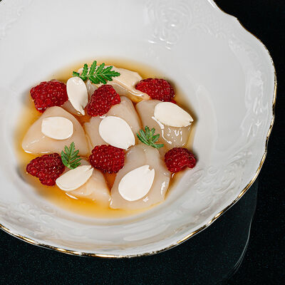 Гребешок с земляникой и молодым миндалем в Гвидон по цене 1700 ₽