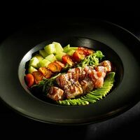 Боул с тунцом и ореховым соусом в Cocos Lounge