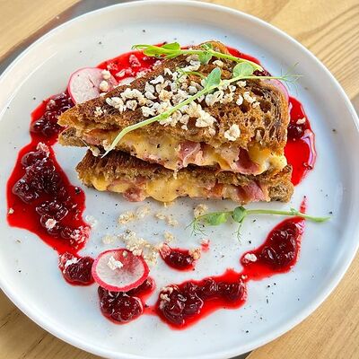 Тост Три сыра с беконом и брусничным соусом в Кофестория по цене 560 ₽