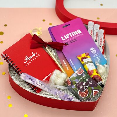 Большой подарочный набор с блокнотом и масками в Cosmo Сakery по цене 1790 ₽