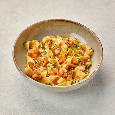 Домашняя широкая лапша Паппарделле с креветками в Пеперончино по цене 745 ₽