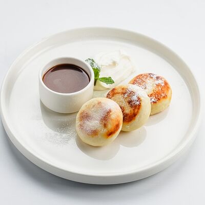 Сырники с солёной карамелью и сметаной в Причал по цене 540 ₽