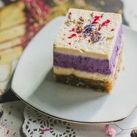 Пирожное Кокос-лимон-смородина в Kurtzcoffee