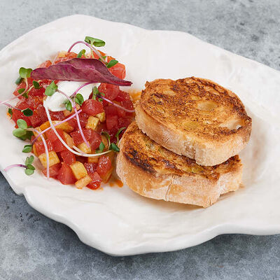 Тартар из тунца с соусом шичими тогараши и хрустящим багетом в Belochka по цене 660 ₽