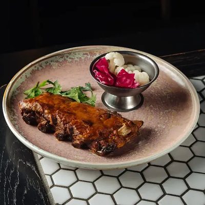 Свиные рёбра в соусе BBQ в Waterzooi по цене 900 ₽