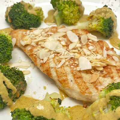 Куриная грудка с брокколи и соусом карри в Максима Пицца по цене 880 ₽