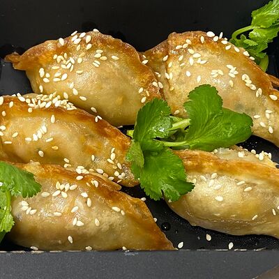 Гёдза с форелью с соусом Тирей в Умами по цене 620 ₽