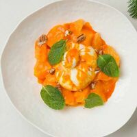 Буррата с хурмой и мандарином в Noisy Bar & Kitchen