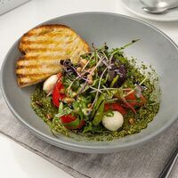 Салат с томатами и моцареллой в Конфитюр