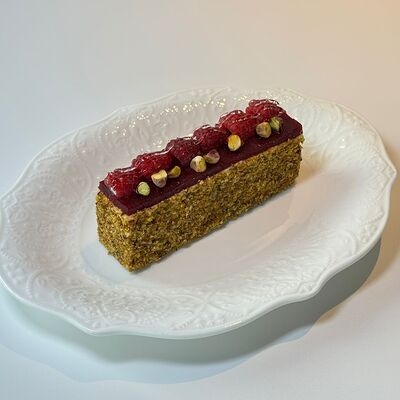 Фисташковое пирожное с малинойв Магадан по цене 590 ₽