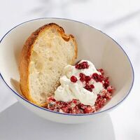 Тартар из говядины со страчателлой, брусникой и чиабаттой в Vinch