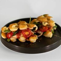 Вафля с куриной грудкой и брусничным соусом в Owl bean