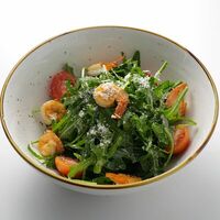 Салат с рукколой и креветками в Rabbit