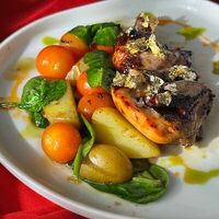 Цыплёнок с молодым картофелем, томатами черри и шпинатомв Гастробар DOM