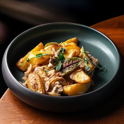 Картофель со свининой по-домашнему в Густо & Пряно по цене 568 ₽