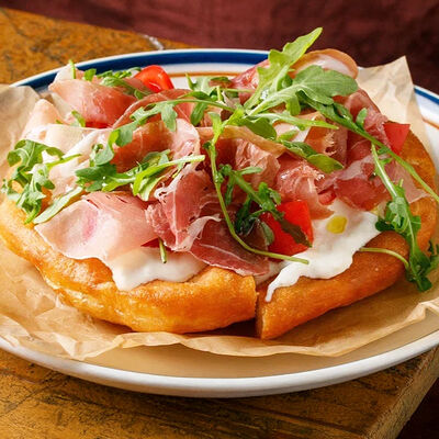 Pizza Pazza со страчателлой и прошутто в Salone Pasta & Bar по цене 1790 ₽