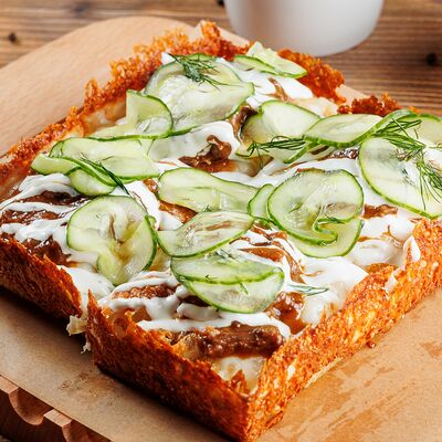 Со рваной говядиной и малосольными огурчиками 