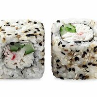 Ролл Калифорния в кунжуте в Sushi Outlet