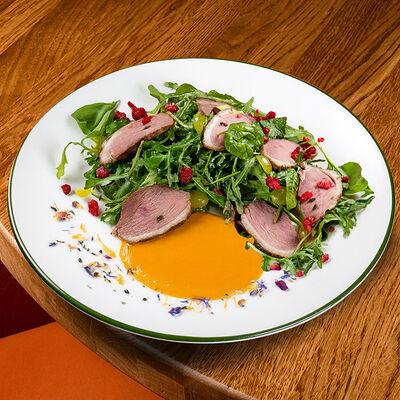 Салат с уткой, виноградом и манговым соусом в iL Патио по цене 739 ₽