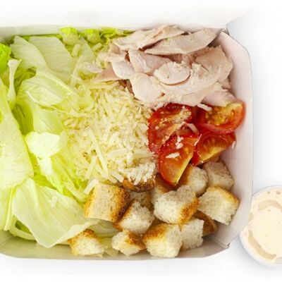 Салат Цезарь с курицей в Каратэ Суши по цене 525 ₽
