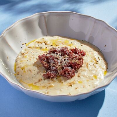 Сырное ризотто с тартаром из говядины и трюфельным маслом в Итальянское бистро Figata по цене 1440 ₽