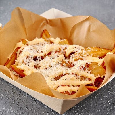 Картофельные стрипсы с сырным соусом, пармезаном и черным перцем в Прожарка по цене 249 ₽