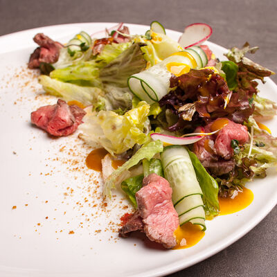 Салат с ростбифом в Марк Твен по цене 370 ₽