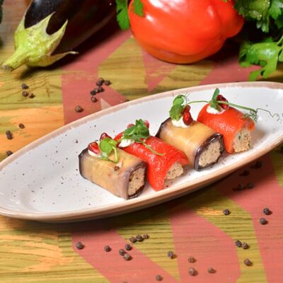 Рулетики из баклажанов, сладкого перца с грецким орехом в АйДаБаран по цене 590 ₽