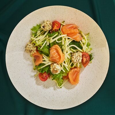 Салат с лососем и цукини в Бали по цене 950 ₽