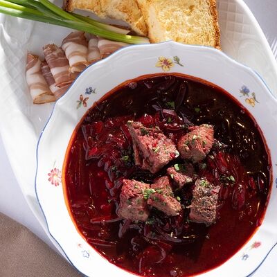 Борщ с говяжьей щекойв Siesta fiesta по цене 890 ₽