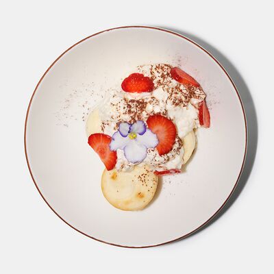 Сырники со свежими ягодами и кремом маскарпоне в Эхо по цене 650 ₽