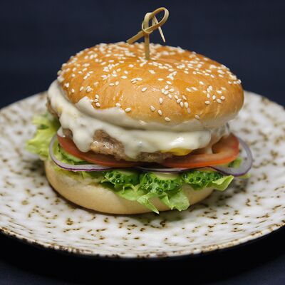 Чикенбургер с соусом блю чиз в Пойдем зайдем по цене 590 ₽