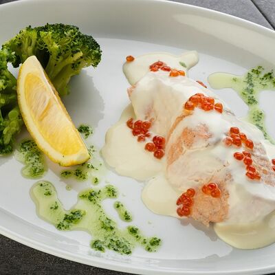 Лосось в сливочно-икорном соусе на пару в Дача по цене 2005 ₽