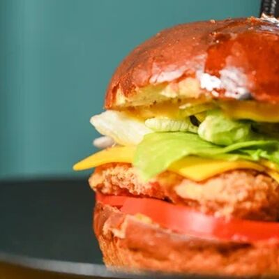 Бургер с курочкойв Lil Brazil по цене 690 ₽