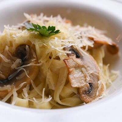 Паста с курицей и грибами в Пряный Тимьян по цене 575 ₽