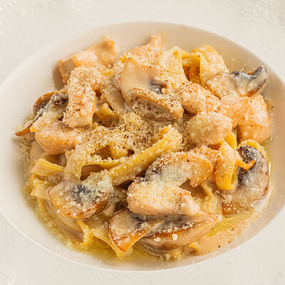 Паста с курицей и грибами в Morricone pizza & wine по цене 640 ₽