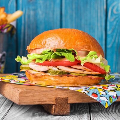 Вах-бургер с курицей и копченым сыром сулугуни в Пряности & Радости на Васильевском по цене 590