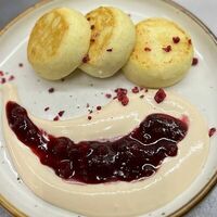 Сырники с кремом из ряженки и пряной ягодой в Entree