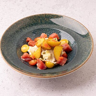 Салат с маринованным тунцом в Тестория по цене 700 ₽