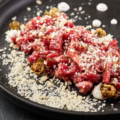 Тартар из говядиныв По Чесноку по цене 643 ₽