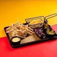 Клаб сендвич с рваной говядиной в Smoky Rabbits Chillout Bar