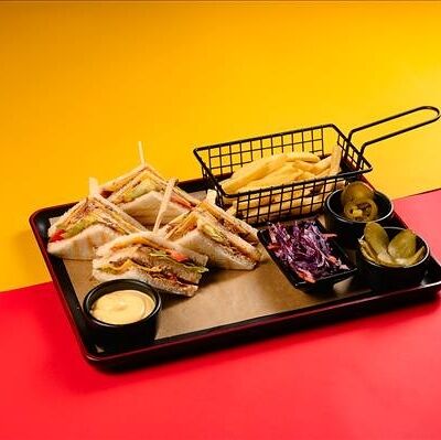 Клаб сендвич с рваной говядиной в Smoky Rabbits Chillout Bar по цене 659 ₽