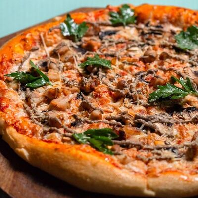 Пицца Курица и грибыв Co.mein по цене 825 ₽