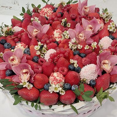 Ягодная корзина с орхидеями в Buketonline - Съедобные букеты и клубника в шоколаде по цене 16500 ₽
