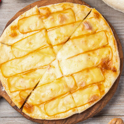 Хачапури по-мегрельски с копченым сыром Сулугуни в Грузинское кафе Ван Гоги по цене 520 ₽