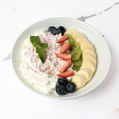 Взбитый творог со свежими ягодами и фруктами в MOGU по цене 665 ₽