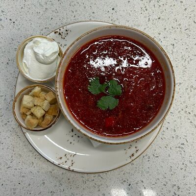 Борщ с говядиной и гренками в Кофеин по цене 210