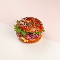 Бейгл с салями, перечным соусом и маринованным огурцом в Кекслав